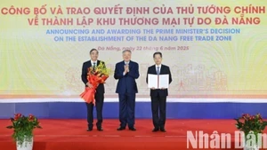 Deputy Prime Minister Nguyen Hoa Binh presents the Prime Minister's decision to establish the Da Nang Free Trade Zone on June 22. (Photo: VNA)