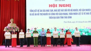 THe conference reviewing the programme to eliminate temporary and dilapidated housing for poor households in Thai Binh Province.