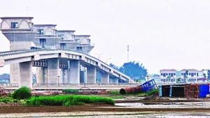 A saltwater intrusion prevention and freshwater storage dam on the Len River in Thanh Hoa Province. (Photo: Mai Luan)