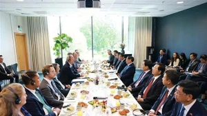 Prime Minister Pham Minh Chinh has a working breakfast with leaders of major Swedish corporations in Stockholm on June 12 (Photo: VNA)