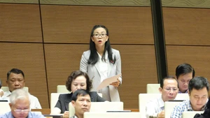 Deputy Trinh Thi Tu Anh (Lam Dong Province) speaks at the discussion session. (Photo: Duy Linh)