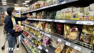 Residents of Ho Chi Minh City shop for essential consumer goods. (Photo: VNA)