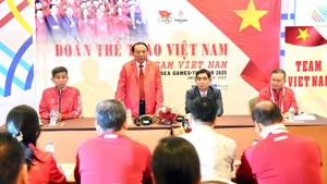 Minister of Culture, Sports and Tourism Nguyen Van Hung cheers on the Vietnamese sports delegation competing at the 33rd SEA Games.