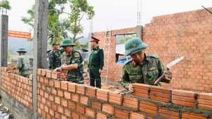 Soldiers of the 5th Military Region rebuild homes for flood-affected residents. (Photo: Dinh Tang)