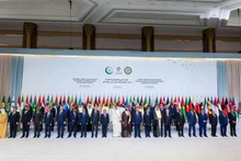 Delegates pose for a group photo at the emergency summit of the Arab League (AL) and the Organisation of Islamic Cooperation (OIC) in Doha, Qatar, on September 15, 2025. (Photo: AA/VNA)