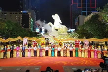 Delegates cut ribbon to open Nguyen Hue Flower Street. (Photo: HUU LONG).