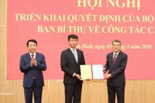 Le Minh Hung, Politburo member, Secreary of the Party Central Committee and Chairman of the committee's Organisation Commission (R) presents the appointment decision to Tran Huy Tuan. (Photo: VNA)