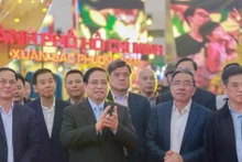 Prime Minister Pham Minh Chinh (second, left) and Deputy Prime Minister Bui Thanh Son (first, left) at the rehearsal on February 1 afternoon. (Photo: VNA)
