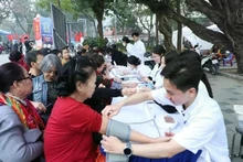 Elderly citizens have their blood pressure checked (Photo: VNA)