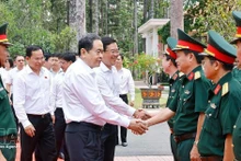 National Assembly (NA) Chairman Tran Thanh Man meets with representatives of Division 9 under Army Corps 34 in Ho Chi Minh City on March 3 (Photo: VNA)