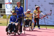 Athletes Bien Thi Chung and Huynh Thi Hanh won a silver medal in the women's doubles archery final at the 13th ASEAN Para Games. (Photo: NDO)