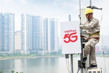 Viettel technicians install a 5G base station. (Photoo: NDO)