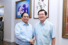 Prime Minister Pham Minh Chinh (left) extends New Year greetings to former State President Truong Tan Sang. (Photo: VNA)