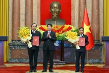 President Luong Cuong presents the appointment decisions to Deputy Chief Justices of the Supreme People's Court. (Photo: THUY NGUYEN)