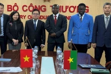 Deputy Minister Truong Thanh Hoai and leaders of units under the ministry and the working delegation of the Embassy of Burkina Faso to China, concurrently accredited to Viet Nam. (Photo: NDO)