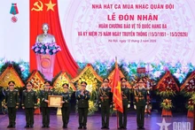 Authorised by the State President, General Nguyen Trong Nghia presented the third-class Fatherland Protection Order to the theatre. (Photo: qdnd.vn)