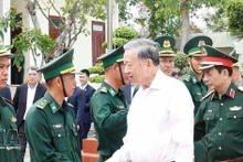 Party General Secretary To Lam, who is also Secretary of the Central Military Commission, visits officers and soldiers of the Ea H’Leo Border Guard Station on February 11 (Photo: VNA)
