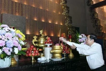 National Assembly Chairman Tran Thanh Man offers flowers and incense to heroic martyrs at the Ben Duoc Martyrs Memorial Temple in Cu Chi commune, Ho Chi Minh City (Photo: daibieunhandan.vn)