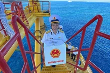 Officers and soldiers of the 2nd Naval Region carry ballot boxes to the offshore platform in preparation for the election. (Photo: NDO)
