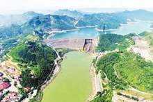Hoa Binh Hydropower Plant seen from above. (Photo: DIEN HA)