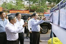 National Assembly Chairman Tran Thanh Man (first, right) inspects a polling station in Ninh Kieu ward, Can Tho city. (Photo: VNA)