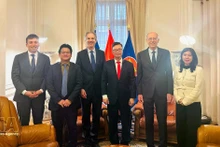 Vietnamese Ambassador to France Trinh Duc Hai (third from right) poses for a photo with leaders of MEDEF International, including Benoit Clocheret (third from left), Vice President of MEDEF International, Chairman of the France–Viet Nam Business Council, and Executive Chairman of Artelia Group. (Photo: VNA)