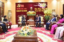 The Standing Board of the Da Nang City Party Committee received the Delegation from Chinese Consul General in Da Nang. (Photo: NDO)