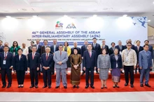 National Assembly Chairman Tran Thanh Man and heads of delegations from AIPA member parliaments pose for a group photo with Johari Abdul, Speaker of the Malaysian House of Representatives and Chairman of AIPA-46. (Photo: VNA)