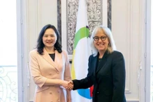 Vietnamese Ambassador Nguyen Thi Van Anh (L), Permanent Representative of the State President to the Permanent Council of La Francophonie, and Administrator of the International Organisation of La Francophonie (OIF) Caroline St-Hilaire at the meeting in Paris on March 12. (Photo published by VNA)