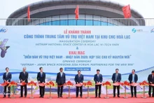 Prime Minister Pham Minh Chinh (C) and delegates cut a ribbon to innaugurate the Viet Nam National Space Centre (VNSC) at Hoa Lac Hi-Tech Park in Ha Noi on March 13 (Photo: VNA)
