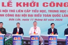 Party General Secretary To Lam (C) and other delegates press the button to break ground for the Ea Rok Primary and Secondary Boarding School project. (Photo: VNA)