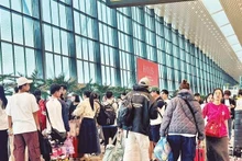 Passengers at Tan Son Nhat Airport. (Photo: NDO)