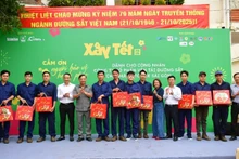 Nhan Dan Newspaper, in coordination with Coteccons Construction Joint Stock Company, organised the “Building Tet 2026” programme for railway workers at the Sai Gon Railway Transport Joint Stock Company, under Viet Nam Railways on the morning of January 22. (Photo: THE ANH)