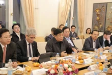 Deputy Prime Minister Nguyen Chi Dung (third, left) speaks at the working session with staff of the Vietnamese Embassy, members of the Viet Nam–Germany Innovation Network (VGI), and Vietnamese experts, intellectuals and entrepreneurs in Germany and across Europe (Photo: VNA)