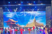 Vietnamese and Lao artists present performances honouring the great friendship, special solidarity, and comprehensive cooperation between the two countries. (Photo: VNA)