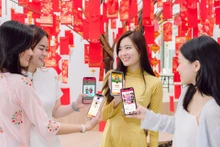 Instead of preparing new cash, many people are now choosing to give online lucky money. (Photo: vikkibank.vn)