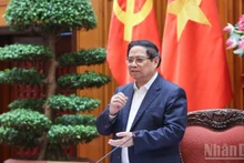 Prime Minister Pham Minh Chinh concludes the meeting of standing members of the Government on funding sources for fuel support. (Photo: TRAN HAI)