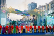 Delegates cut the red ribbon to open the festival. (Photo: LINH BAO)