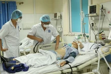 Doctors from the Viet Nam National Institute of Maritime Medicine examine patients. (Photo: VNA)