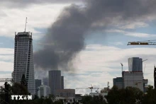 Smoke rises over Tel Aviv, Israel following Iran’s retaliatory attack. (Photo: THX/VNA)