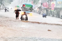 Flooding on Kham Thien Street, Ha Noi, following heavy rain in September 2025. (Photo: TL)