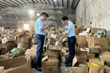 Illustrative photo: The market surveillance force of Quang Ninh Province inspects a warehouse storing over 47,000 smuggled products operated via online software. (Photo: HOANG YEN/NDO)