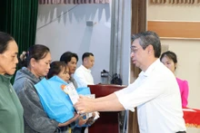 Ho Chi Minh City leaders presented health insurance cards and gifts to disadvantaged people in the area. (Photo: NDO)