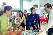 Provincial leaders visit booths showcasing Vinh Long’s tourism products.