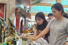 Many handicraft products from traditional craft villages of the capital are displayed in the “Quintessence of Ha Noi Autumn” space.