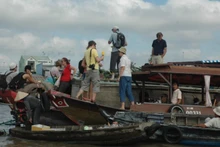 Foreign tourists visit at Cai Rang Floating Market, Can Tho. (Photo: NDO)