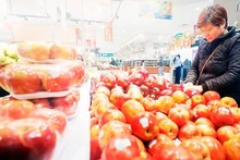 Customers select fruit at an Aeon Long Bien supermarket, Ha Noi. (Photo: TRAN VIET/NDO)