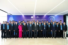 Minister of Science and Technology Nguyen Manh Hung visited and talked with leaders of CMC Technology Group (Photo: NDO)