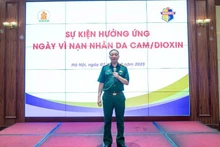 Lieutenant Colonel Tran Duc Hung, Deputy Director of the National Action Centre (Naccet), delivered a speech at the event. (Photo: NDO)
