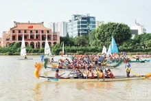 Dragon boat racing on the Saigon River (Ho Chi Minh City) is one of the activities attracting tourists of the city. (Photo: NDO)